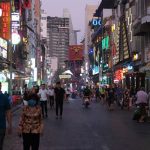 Tây phố Bùi Viện vẫn không khẩu trang dù 9 du khách Anh đã nhiễm Covid-19 Khu phố Tây Bùi Viện vẫn khá đông đúc người qua lại /// Như Võ