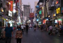 Tây phố Bùi Viện vẫn không khẩu trang dù 9 du khách Anh đã nhiễm Covid-19 Khu phố Tây Bùi Viện vẫn khá đông đúc người qua lại /// Như Võ