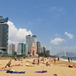 Hơn 20 ngày Khánh Hòa công bố hết dịch, Nha Trang tấp nập khách du lịch Khách Nga tắm nắng, thư giãn trên bãi biển Nha Trang ngày 17.3 /// Ảnh: Nguyễn Chung