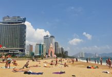 Hơn 20 ngày Khánh Hòa công bố hết dịch, Nha Trang tấp nập khách du lịch Khách Nga tắm nắng, thư giãn trên bãi biển Nha Trang ngày 17.3 /// Ảnh: Nguyễn Chung