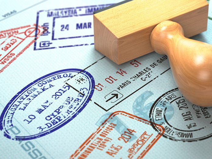 Xin visa theo đoàn sẽ giúp bạn tăng tỉ lệ đậu hồ sơ. Ảnh: Envato.
