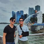 Khách Việt mắc kẹt vì Covid-19 Tú (bên phải) trong những ngày du lịch ở Singapore. Hiện tại, anh không đi ra ngoài nhiều mà chỉ ở trong phòng tại Singapore để tìm hiểu tin tức, tình hinh dịch bệnh. Ảnh: NVCC.