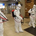 Nhiều nơi hạn chế khách từ Hàn Quốc Nhân viên quân y đang khử trùng tại một nhà ga xe lửa ở Daegu, cách Seoul khoảng 300 km về phía đông nam, vào 29/2. Ảnh: Yonhap.