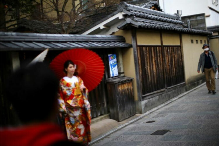 Quận Gion ở Kyoto, nơi luôn tấp nập khách du lịch, thưa vắng trong ngày 15/3. Ảnh: Reuters.