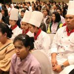 Hàng trăm khách sạn xin viện trợ để trả lương Tại một số tỉnh có lệnh đóng cửa các nhà hàng, khách sạn, chủ khách sạn có thể áp dụng mục 79-1 của Luật An sinh Xã hội để trả 50% lương cho nhân viên. Nhưng tại nhiều khách sạn khác trên cả nước, ở những nơi chưa có lệnh buộc phải đóng cửa, họ không thể áp dụng luật này dù trên thực tế đã ngừng kinh doanh do ế khách. Ảnh: Thaiquote.