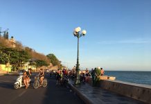 Bất chấp lệnh cấm tắm biển Vũng Tàu, nhiều người vẫn lẻn xuống tắm Lực lượng chức năng kêu gọi người dân không tắm biển dịp này.