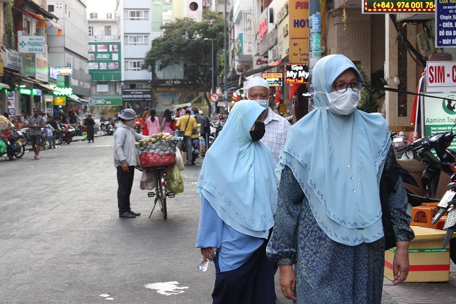 Dạo Sài Gòn, khách Tây hình như đã 'nhập gia' đeo khẩu trang phòng dịch Covid-19  - ảnh 3