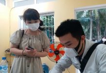 Nhiều du khách đến Đà Nẵng bất ngờ khi nhận lại tài sản đánh rơi Chị Kudo Yuka nhận lại điện thoại đánh rơi tại biển Đà Nẵng /// Nguyễn Tú