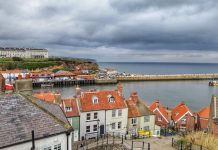 Vì sao bạn nên tới thăm thị trấn nhỏ xinh Whitby ít nhất một lần? Vì sao bạn nên tới thăm thị trấn nhỏ xinh Whitby ít nhất một lần? - Ảnh 1.
