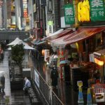 Khách sạn Nhật Bản lao đao Khu vực vốn luôn sầm uất và đông khách du lịch Dotonbori ở Osaka, giờ thưa thớt người. Ảnh: Reuters.