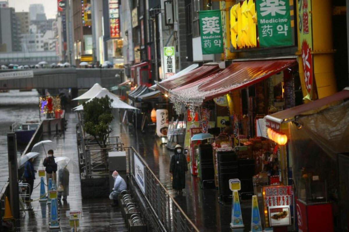 Khu vực vốn luôn sầm uất và đông khách du lịch Dotonbori ở Osaka, giờ thưa thớt người. Ảnh: Reuters.
