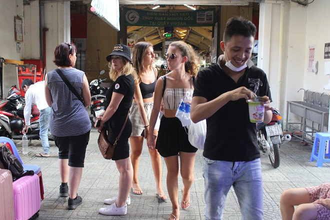 Dạo Sài Gòn, khách Tây hình như đã 'nhập gia' đeo khẩu trang phòng dịch Covid-19  - ảnh 4