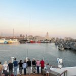 Du khách mắc kẹt trên biển Hành khách mong ngóng được cập cảng Montevideo để vào Uruguay, nhưng bị từ chối vào phút cuối.