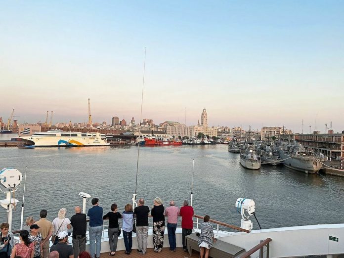 Hành khách mong ngóng được cập cảng Montevideo để vào Uruguay, nhưng bị từ chối vào phút cuối. 