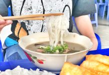 Độc lạ: Vì sao người miền Tây đã ăn bún còn kèm với cháo lòng? Bún ăn kèm cháo là món phổ biến ở An Giang. /// Henry Dương