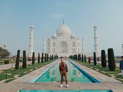 Mở đầu hành trình, travel blogger Tô Đi Đâu (tên thật là Tô Thái Hùng) ghé thăm ngôi đền Taj Mahal, thành phố Arga, bang Utar Pradesh. Ngôi đền là biểu tượng về tình yêu bất diệt, đây là công trình do vua Shah Jahan xây dựng để tưởng nhớ người vợ thứ ba, hoàng hậu Mumtaz Mahal.