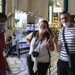 Dạo Sài Gòn, khách Tây hình như đã ‘nhập gia’ đeo khẩu trang phòng dịch Covid-19 Du khách Tây tại Bưu điện TP đã bắt đầu thấy đeo khẩu trang /// Kim Anh