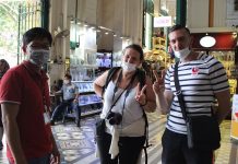 Dạo Sài Gòn, khách Tây hình như đã ‘nhập gia’ đeo khẩu trang phòng dịch Covid-19 Du khách Tây tại Bưu điện TP đã bắt đầu thấy đeo khẩu trang /// Kim Anh