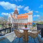 Quán cà phê phong cách Paris ở Huế Quán tọa lạc tại tầng ba trên con phố sầm uất Nguyễn Khuyến. Nơi đây chú trọng không gian mở, du khách có thể chiêm ngưỡng trọn view nhà thờ Dòng Chúa Cứu Thế - công trình kiến trúc lâu đời, đồ sộ và nổi tiếng cố đô.