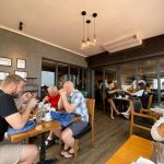 Gỡ phong tỏa cho nhiều du khách ngụ cùng khách sạn với bệnh nhân dương tính Covid-19 Du khách nước ngoài và Việt Nam tại khách sạn La Siesta đã được tự do đi lại vì hết lệnh phong tỏa. /// Lý Thành Cơ