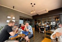 Gỡ phong tỏa cho nhiều du khách ngụ cùng khách sạn với bệnh nhân dương tính Covid-19 Du khách nước ngoài và Việt Nam tại khách sạn La Siesta đã được tự do đi lại vì hết lệnh phong tỏa. /// Lý Thành Cơ