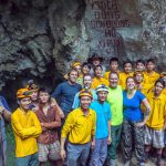 Khách ủng hộ tiền hoàn tour cho porter Nhóm porter chụp hình với du khách trước khi vào tham quan hang động. Ảnh: Hoàng Táo.