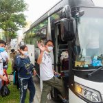 Gỡ phong tỏa khách sạn 2 du khách Anh nhiễm Covid-19 từng ở, 36 người hết cách ly Người nước ngoài được cách ly đã vui vẻ gửi lời cảm ơn trước khi lên xe rời khỏi khách sạn /// ẢNH: HUY ĐẠT