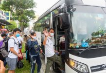 Gỡ phong tỏa khách sạn 2 du khách Anh nhiễm Covid-19 từng ở, 36 người hết cách ly Người nước ngoài được cách ly đã vui vẻ gửi lời cảm ơn trước khi lên xe rời khỏi khách sạn /// ẢNH: HUY ĐẠT