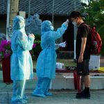 Resort ở TP.HCM đón những khách đầu tiên trả phí cách ly ngăn Covid-19 Khách đến cách ly được đo thân nhiệt, khử khuẩn trước khi nhận phòng /// Ảnh: CTV