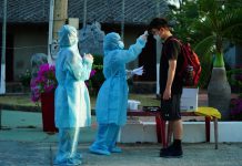 Resort ở TP.HCM đón những khách đầu tiên trả phí cách ly ngăn Covid-19 Khách đến cách ly được đo thân nhiệt, khử khuẩn trước khi nhận phòng /// Ảnh: CTV