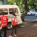 Gục chết bên đường vì Covid-19 Xe cấp cứu tại hiện trường. Ảnh: Sydney Morning Herald.