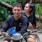 Bị chỉ trích vì tip 120 USD Hai du khách đã bay về nhà chiều 20/3 và đang tự cách ly. Ảnh: Facebook/Mikaela Testa.