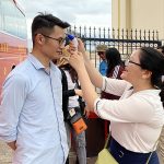 Đi tour kích cầu phải khai báo y tế Du khách đến bảo tàng Quang Trung, Bình Định phải kiểm tra thân nhiệt ngay tại cổng. Ảnh: Kiều Dương.
