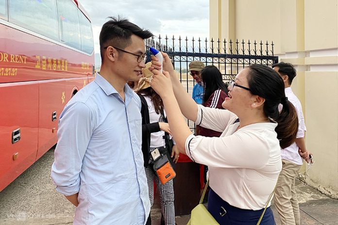 Du khách đến bảo tàng Quang Trung, Bình Định phải kiểm tra thân nhiệt ngay tại cổng. Ảnh: Kiều Dương.