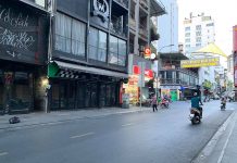 Khách Tây ở Sài Gòn nói gì khi TP ‘đóng cửa’ mọi thứ để chống dịch Covid-19? Phố đi bộ Bùi Viện vắng lặng, ít người qua lại /// Ảnh: Như Võ