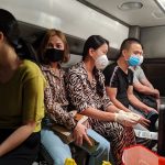 Tiếp viên Việt bật khóc khi đi cách ly Phạm Hương, thứ hai từ phải qua, trong thời gian cách ly. Ảnh: NVCC.