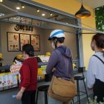 Mua cà phê Ông Bầu được tặng bánh mì Thực khách xếp hàng mua cà phê tại chi nhánh cà phê Ông Bầu sáng 24/3 trên đường Cách Mạng Tháng 8, quận 3, TP HCM.