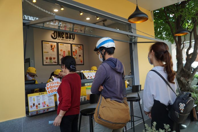 Thực khách xếp hàng mua cà phê tại chi nhánh cà phê Ông Bầu sáng 24/3 trên đường Cách Mạng Tháng 8, quận 3, TP HCM.