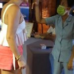 Bali đo thân nhiệt khách trước khi vào bar Khách được kiểm tra thân nhiệt trước khi vào nhà hàng ăn tối. Ảnh: Georgia Love.