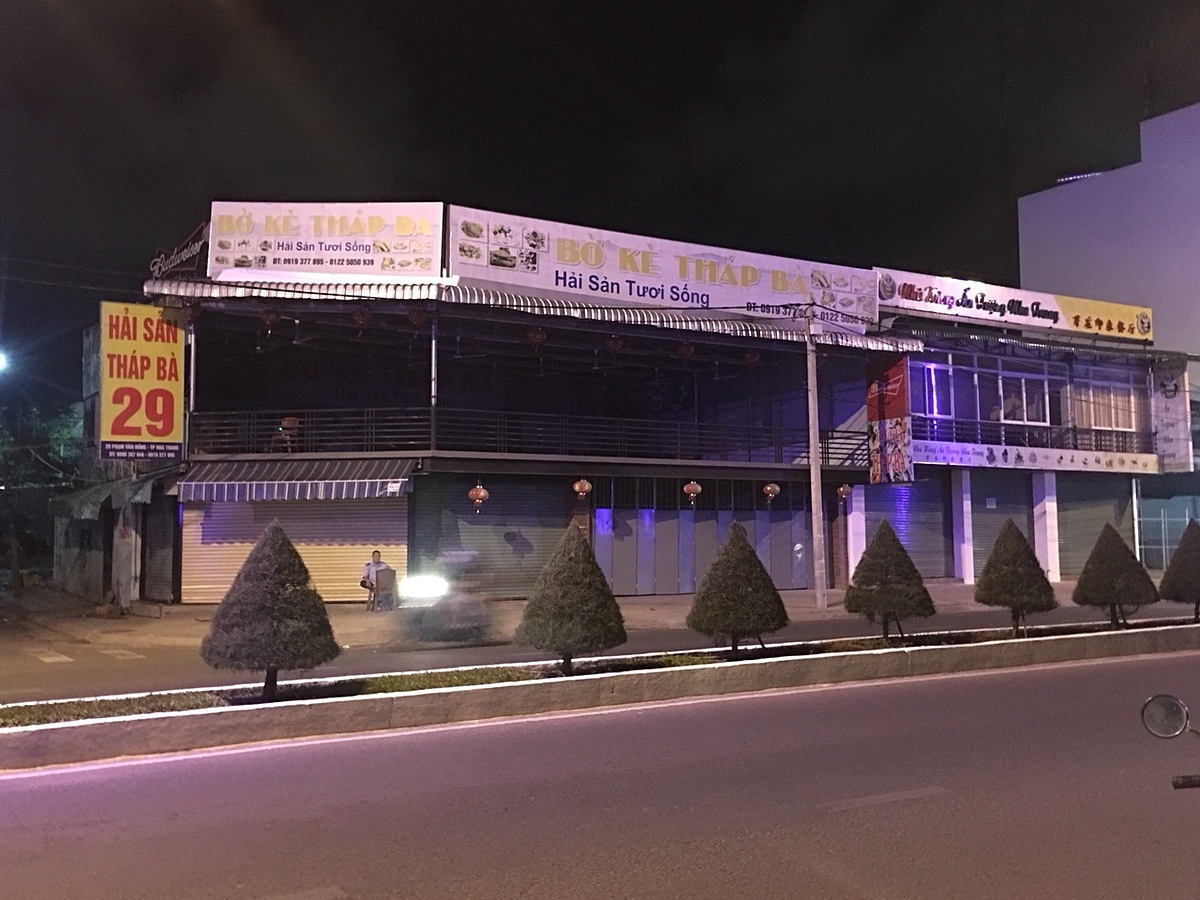 Tại Khánh Hòa, nhiều nhà hàng đã đóng cửa từ lâu. Ảnh chụp một nhà hàng đóng cửa trên đường Phạm Văn Đồng lúc 20 giờ ngày 25/3. Ảnh: Nguyễn Nam.