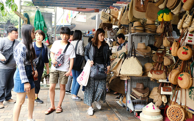 Du khách thích thú với những đồ truyền thống tại chợ Hàn Ảnh: Tấn Lực