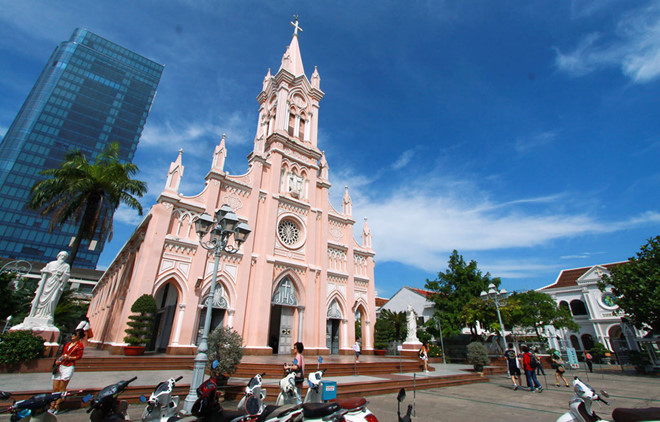 Nhà thờ chính tòa Đà Nẵng (còn gọi là nhà thờ Con Gà) mang phong cách kiến trúc Gothic là điểm tham quan hấp dẫn với nhiều du khách Ảnh: Tấn Lực