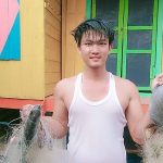 ‘Ông trùm’ du lịch đảo Bé Đặng Văn Sâm khoe thành quả một lần giăng lưới bắt cá trước căn homestay do cậu làm chủ. Ảnh: NVCC.