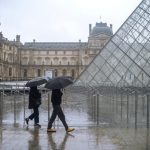Paris đóng cửa bảo tàng Louvre nhằm ngăn chặn dịch Covid-19 Paris dong cua bao tang Louvre nham ngan chan dich Covid-19 hinh anh 1 dich.jpg