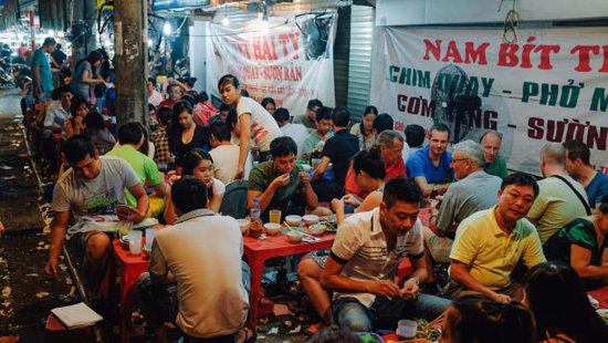 Theo Piumi, để kết thúc một ngày ở Hà Nội, bạn nên ngồi ăn như người địa phương. Hầu hết ở các nhà hàng trong khu phố cổ, khách hàng sẽ ngồi trên những chiếc ghế nhựa nhỏ trên vỉa hè. Bạn có thể chọn bất kỳ nơi nào trông có vẻ đông đúc và ăn thử những gì người địa phương đang ăn. Ảnh: CNN/Paul Gallow. 