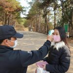 Tây Nguyên vắng khách du lịch Rơ Châm Kát, nhân viên kiểm soát vé ở Biển Hồ đo thân nhiệt cho từng khách tham quan. Ảnh: Trần Hóa.