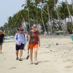 Cả nước dừng đón du khách Các du khách Châu Âu đi bách bộ ngắm cảnh trên bờ biển Rạng - Mũi Né, Phan Thiết, ngày 10/3. Ảnh: Việt Quốc