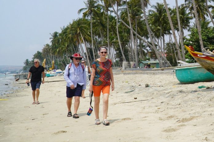Các du khách Châu Âu đi bách bộ ngắm cảnh trên bờ biển Rạng - Mũi Né, Phan Thiết, ngày 10/3. Ảnh: Việt Quốc 