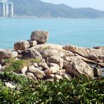 Các tỉnh thành dùng khách sạn để cách ly Do ảnh hưởng của Covid-19, ước tính lượng khách lưu trú tại các khách sạn giảm 60%; ngành du lịch thiệt hại 7 tỷ USD. Trong ảnh, danh thắng Hòn Chồng, Khánh Hòa, vắng bóng du khách. Ảnh: Xuân Ngọc.