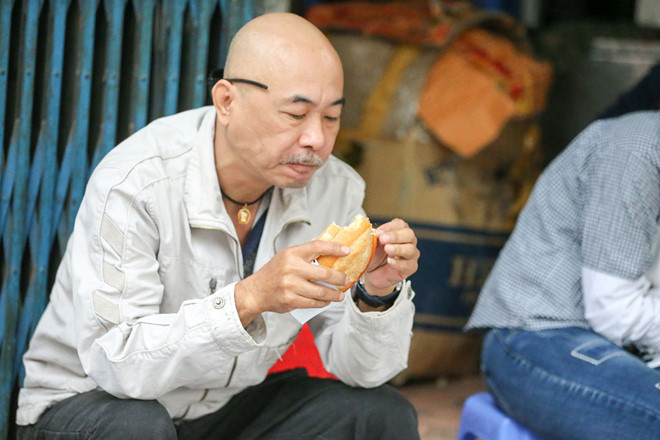 Du khách Hàn Quốc tấm tắc khen bánh mì Hà Nội14